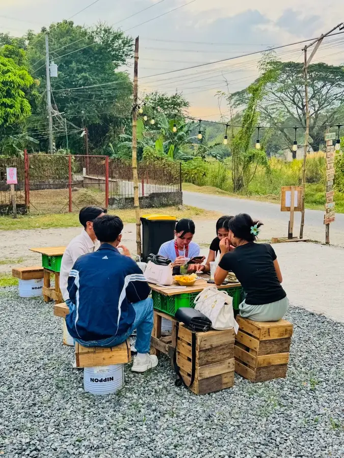 Magkakaibigan sa outdoor table ng The Yellow Lemon